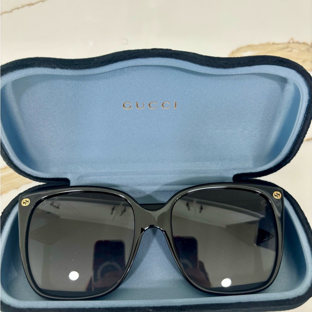 Gucci Women's Black Sunglasses. Cat eye. 57mm.
